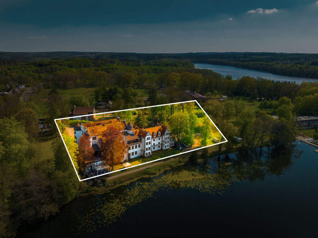 fotografia działki z drona – teren inwestycyjny z zaznaczonym obszarem