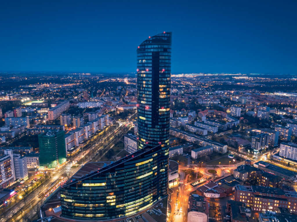 fotografia architektury z drona – budynek i krajobraz miejski Wrocławia